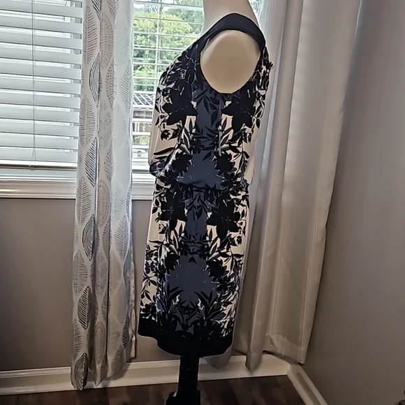 Roz&Ali sleeveless, white/black/blue tropical print Dress size 8P - Picture 4 of 8